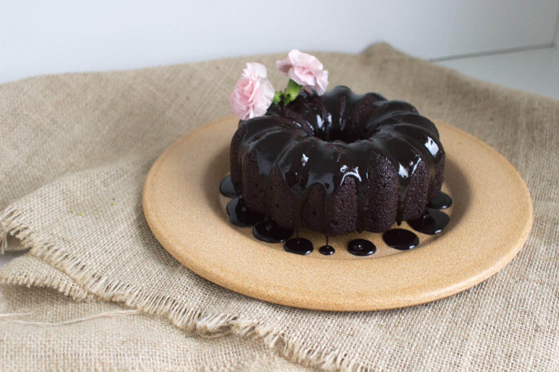 Bolo de chocolate vegano com especiarias e calda de chocolate